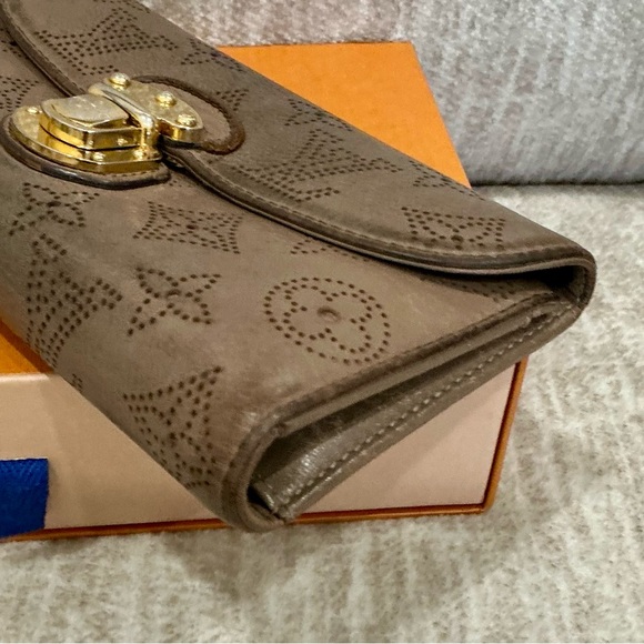 ✨💎LOUIS VUITTON💎✨ MAHINA WALLET WITH BOX AND GIFT! - Picture 6 of 12